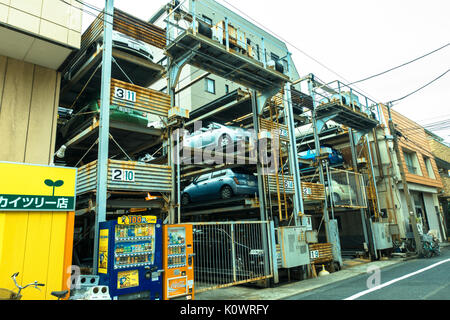 TOKYO, JAPON -28 juin 2017 : Un parking à plusieurs étages parking system. Automatic parking à étages systèmes permettent d'optimiser l'espace dans les villes surpeuplées à Tokyo Banque D'Images