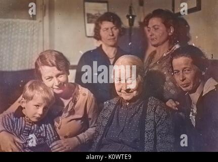 Portrait d'une famille dans un salon, cinq femmes et un jeune garçon posant pour une photo de famille, en Allemagne, en 1946. Note : l'image a été colorisée numériquement à l'aide d'un processus moderne. Les couleurs peuvent ne pas être exacts à l'autre. Banque D'Images