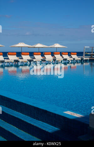 Des chaises de jardin à un Caribbean Resort Banque D'Images