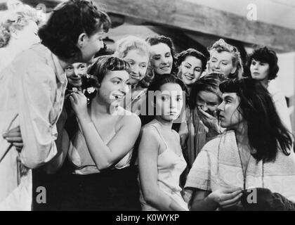 Au Royaume des Cieux (dans le royaume des cieux), film encore des filles dans un dortoir, plusieurs filles apparaissant à railler une autre fille, du film noir film par réalisateur Julien Duvivier, qui raconte l'histoire de filles dans une maison de correction de sexe féminin qui sont persécutés par une tête de sadique, et des gardes qui tentent de s'échapper avec l'aide de l'amoureux des héroïnes, joué par Serge Reggiani, 1949. Banque D'Images