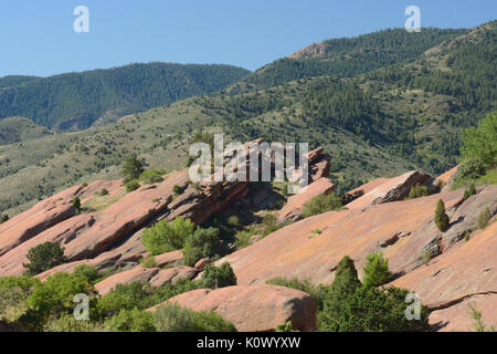 Vue d'été de rock formations géologiques dans la région de Red Rocks Park Colorado avec des contreforts des Rocheuses en arrière-plan Banque D'Images