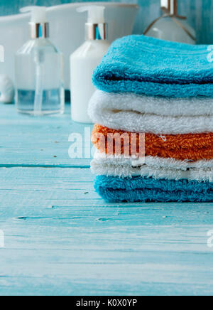 Pile de serviettes colorées et baignoire canard sur la table, des accessoires pour la salle de bains Banque D'Images