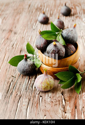 Les figues dans un bol sur la table, selective focus Banque D'Images