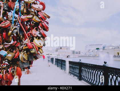 Cadenas avec les noms de leurs proches sur le bord de l'eau, selective focus Banque D'Images