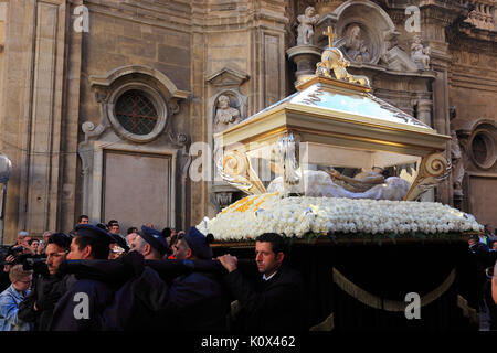 La Sicile, vieille ville de Trapani, le Vendredi Saint La Procession Mystère Processione dei Misteri, hommes, Massari transporter les mystères Banque D'Images