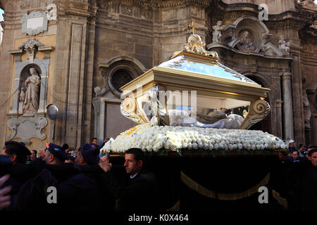 La Sicile, vieille ville de Trapani, le Vendredi Saint La Procession Mystère Processione dei Misteri, hommes, Massari transporter les mystères Banque D'Images