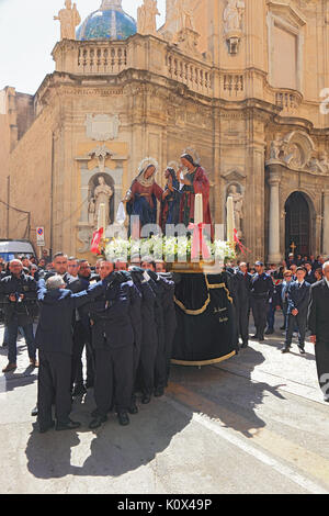 La Sicile, Trapani, le Vendredi Saint La Procession Mystère Processione dei Misteri, Mystères sont transportées à travers la vieille ville Banque D'Images