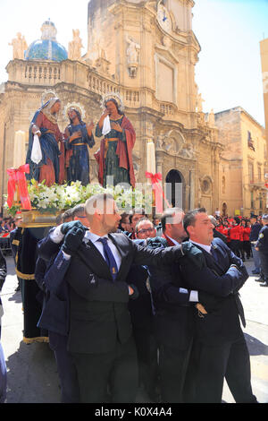 La Sicile, Trapani, le Vendredi Saint La Procession Mystère Processione dei Misteri, Mystères sont transportées à travers la vieille ville Banque D'Images