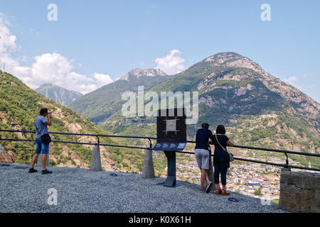 Le fort de Bard, Valle d'Aosta, Italie - 18 août 2017 : Les voyageurs de l'envisager du point panoramique, les villes de l'affiloir et Arnad Banque D'Images