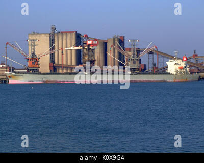 Le navire Amarantha (IMO 9310410, indicatif d'appel VRBB3) est vu au port de Rotterdam le 1er avril 2007. Les détails du navire comprennent son numéro d'Organisation maritime internationale et son indicatif d'appel, l'identifiant comme une entité maritime spécifique. Banque D'Images