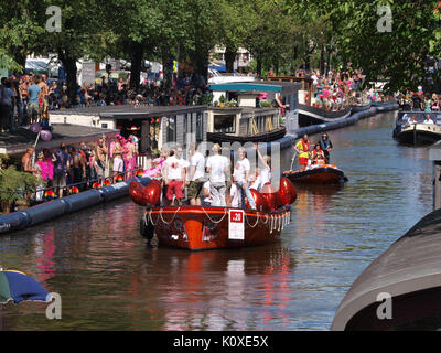 Cette image de l'événement Amsterdam Gay Pride 2013 montre l'un des bateaux décorés participant au défilé. Le bateau, marqué comme non. 20, faisait partie de la célébration des droits et de la visibilité LGBTQ+ à Amsterdam. Banque D'Images