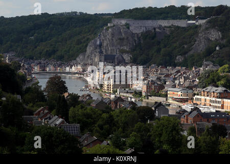 Paysage urbain d'une ville wallonne Dinant, située sur la Meuse dans la province de Namur. Banque D'Images