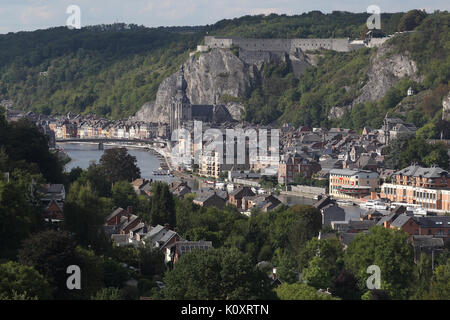 Paysage urbain d'une ville wallonne Dinant, située sur la Meuse dans la province de Namur. Banque D'Images