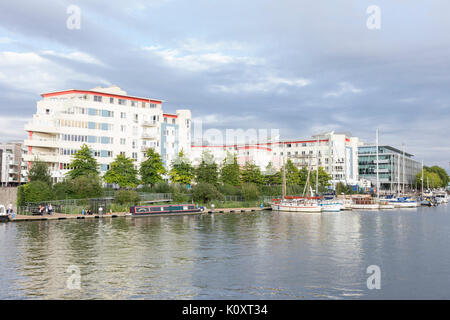 Appartements modernes avec vue sur le port de Bristol, Angleterre flottant, Bristol, UK Banque D'Images