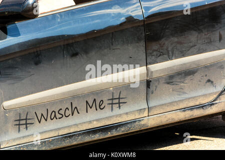 Le lettrage en anglais 'lavez-moi' vue latérale d'une voiture sale. concept hashtag # wasch moi lavage de voiture Banque D'Images