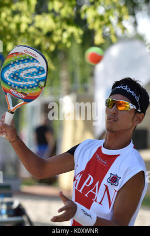 Moscou, Russie - le 17 juillet 2015 : Naoaki Yamamoto du Japon en match quart de la plage le monde du tennis Team Championship contre la Russie. La Russie Banque D'Images