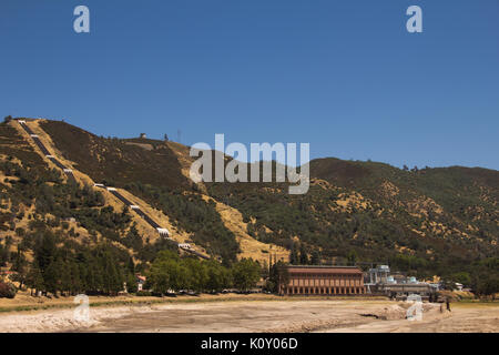 Paysage du mocassin séché dans le réservoir avant de le mocassin Powerhouse, pendant la sécheresse en Californie Banque D'Images