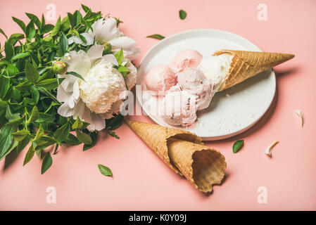 Fraise et noix de coco, glaces, fleurs de pivoine blanche Banque D'Images