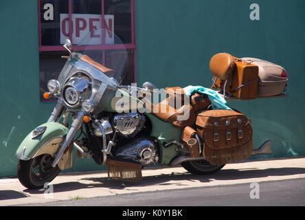 Un bleu clair Indian Motorcycle garée près de Kingman, le long de la Route 66 Banque D'Images