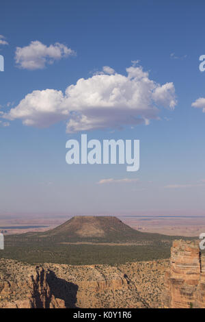 Cedar Mountain comme vu de la Desert View Watchtower, dans le Parc National du Grand Canyon Banque D'Images