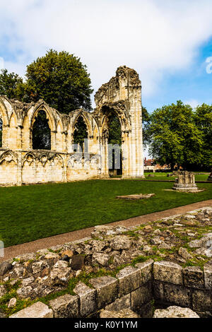 Les ruines de la cité médiévale de St Mary's Abbey dans le Musée Jardins à York, en Angleterre. L'abbaye est une abbaye bénédictine et la catégorie de bâtiment classé 1 Banque D'Images