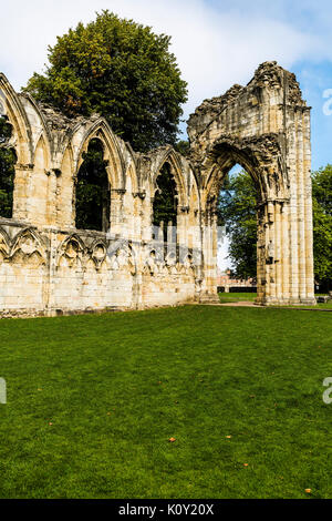 Les ruines de la cité médiévale de St Mary's Abbey dans le Musée Jardins à York, en Angleterre. L'abbaye est une abbaye bénédictine et la catégorie de bâtiment classé 1 Banque D'Images