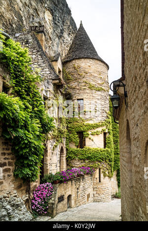 La tour ronde du 15ème siècle de style Renaissance Manoir de Tarde dans le village de La Roque-Gageac, Dordogne, France, Europe Banque D'Images