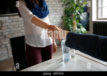 Poignée de Wormy comme félicitation pour le succès dans les affaires Banque D'Images