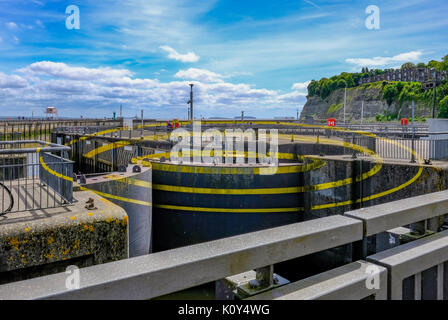 La baie de Cardiff, Pays de Galles - 21 mai 2017 : de l'oeuvre de barrage, trois cercles. prises par un beau jour du début de l'été. Banque D'Images