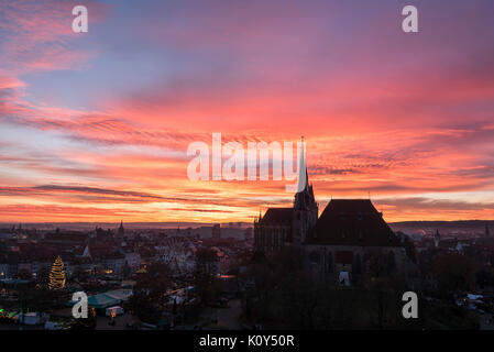 Marché de Noël et la cathédrale et St Severi au lever du soleil, Erfurt, Allemagne Banque D'Images