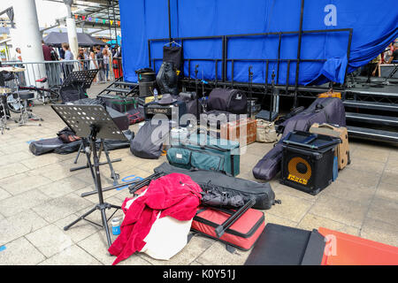 Londres, Royaume-Uni - 17 juillet 2017 : des équipements de musique backstage. Montre beaucoup d'engins dans des sacs et des cas. Banque D'Images