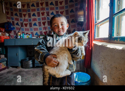 Un enfant et son chat ouïgour. Le Xinjiang à distance Banque D'Images