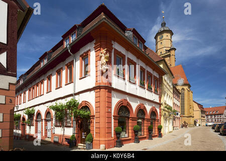 Rue principale avec l'église paroissiale de Saint Barthélémy à Volkach, Basse Franconie, Bavière, Allemagne Banque D'Images