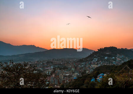 Coucher de soleil sur les contreforts de l'Himalaya, Katmandou, Népal