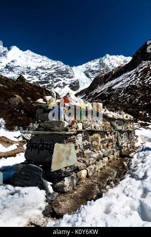 Langtang Lirung et mur de Mani, Langtang Valley, Rasuwa, Népal Banque D'Images