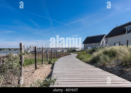 Par l'intermédiaire d'un pont nature reserve, Heiligenhafen, mer Baltique, Schleswig-Holstein, Allemagne Banque D'Images