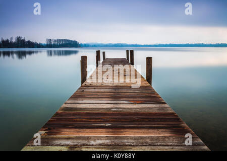 Jetée sur le lac Waging, Waging am See, Upper Bavaria, Bavaria, Germany Banque D'Images