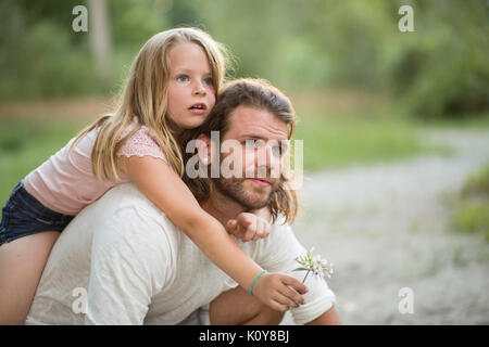 Père et fille ensemble dans la forêt Banque D'Images