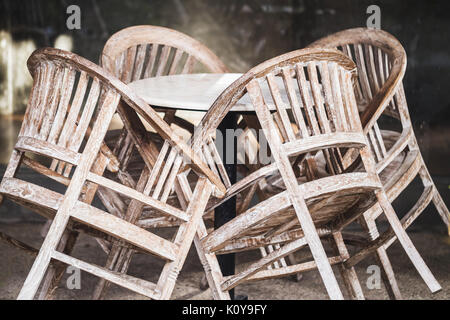 Café fermé tôt le matin. En bois plié vintage chaises et tables rondes Banque D'Images