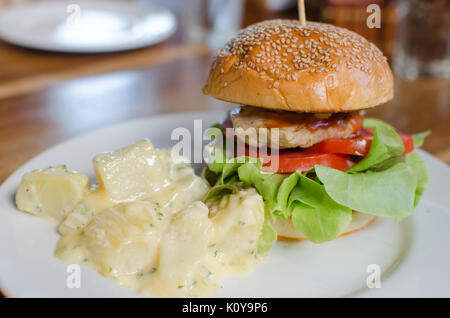 Hamburgers, poulet et pommes de terre sur la plaque. Banque D'Images