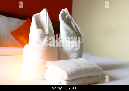 Sèche-serviettes dans la chambre - Chambre d'accueil pour chambre d'hôtel ou de flou. Banque D'Images