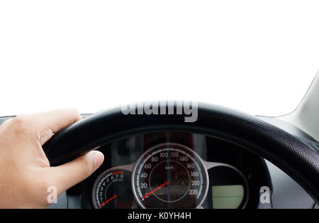 Mains d'un conducteur au volant d'un monospace voiture sur route asphaltée,à l'intérieur tableau de bord voiture isolé Banque D'Images