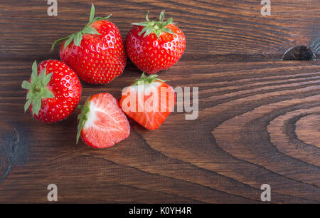 Aux fraises de multiples sur une table en bois Banque D'Images