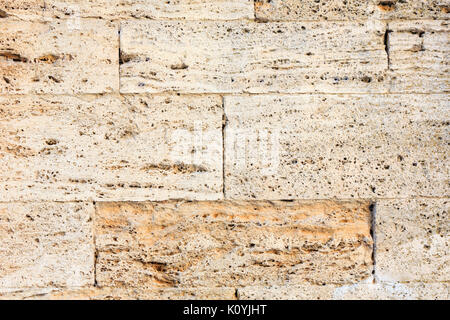 Fragment d'un mur en pierre calcaire faite de briques avec une surface molle (fond architectural motif). Banque D'Images