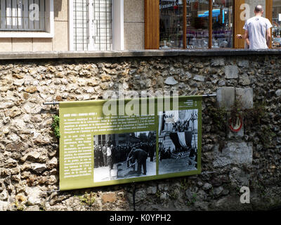 Bannière montrant la renaissance d'Evreux de 1944 à 1954, après l'occupation nazie dans WW2 pendaison alonside Rivière de L'iton à Evreux, Haute-Normandie, France Banque D'Images