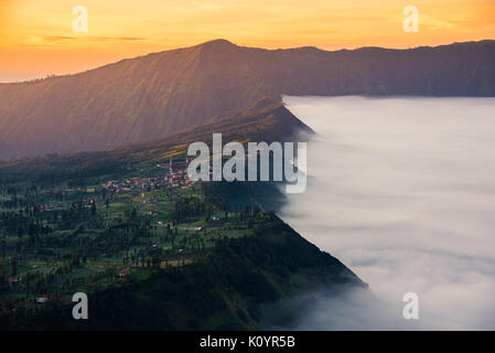 Le Mont Bromo volcan Gunung Bromo) (pendant le lever du soleil à partir de point de vue sur le mont Penanjakan. Le Mont Bromo situé dans le Parc National de Bromo Tengger Semeru, Moyen-Orient Banque D'Images