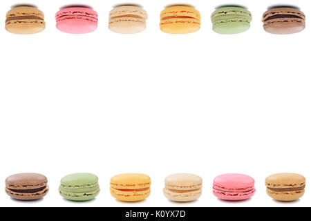 Macarons macarons cookies dessert de france border copyspace isolé sur fond blanc Banque D'Images