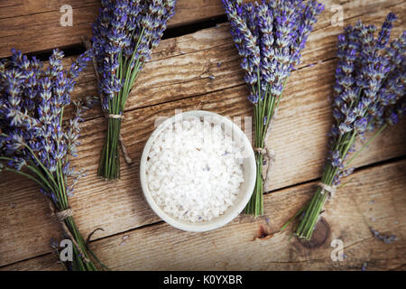 L'établissement de spa et de bien-être avec des fleurs de lavande, eau florale et sels de bain. Définir la nature médecine centres Banque D'Images