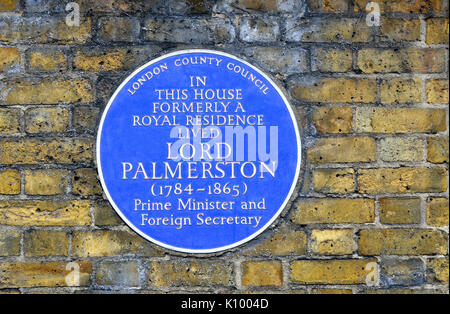 Londres, Angleterre, Royaume-Uni. Blue Plaque au Naval et Militaire Club, 94 Piccadilly, Westminster, W1. Lord Palmerston (1784-1865 : PM et Secrétaire aux affaires étrangères) Banque D'Images