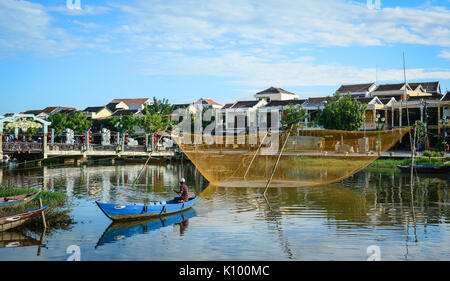 Hoi An, Vietnam - Novembre 28, 2015. Un homme bateau à rames sur la rivière Hoai dans l'ancienne ville de Hoi An, au Vietnam. Hoi An est Vietnam plus atmosphérique et de remorquer Banque D'Images